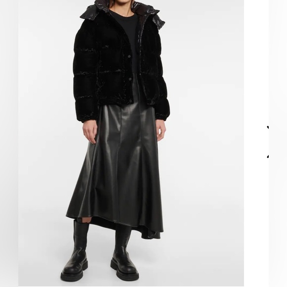 MONCLER
Black Down Velvet Daos Jacket - Picture 3 of 17